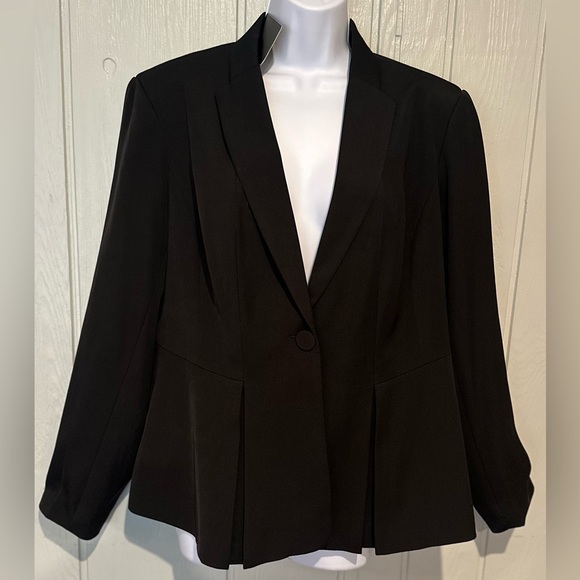 Jackets & Blazers - NWT. Women's Black Blazer